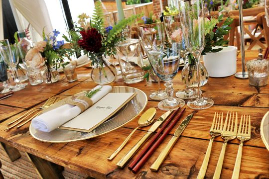 mesa con vasos y cubiertos