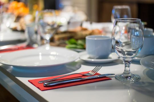 mesa con platos, copas y cubiertos